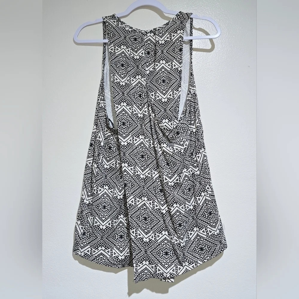 ✨️4/$20. NWT WILLOW & CLAY Sleeveless Aztec Print Open Back Blouse, M - Picture 5 of 12